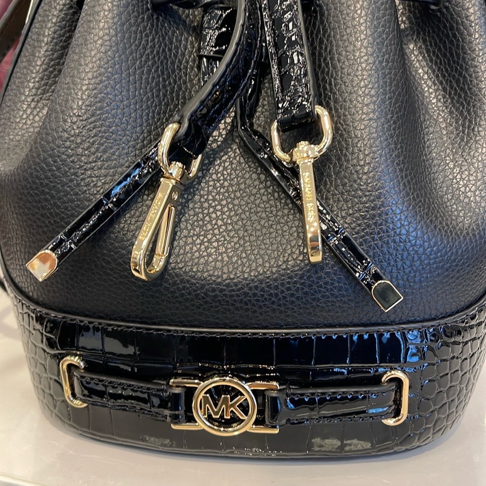 MICHAEL KORS 
Reed Medium Pebbled Leather Belted Bucket Messenger Satchel Crossb - Picture 11 of 16